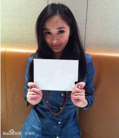 明星手拿白纸图片,演绎时尚与内涵的完美融合
