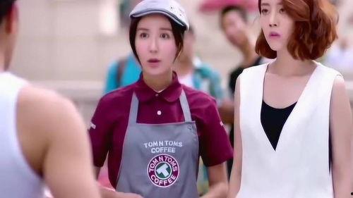 街上情侣吃瓜,情侣共享瓜果时光