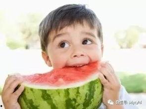 送娃吃瓜,亲子时光的美好瞬间