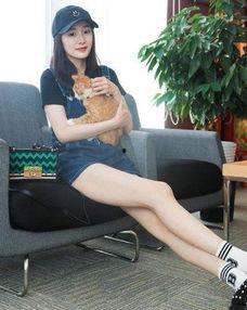 长腿美女明星杨幂,长腿魅力，演绎时尚传奇